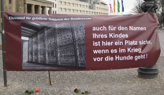 Ehrenmal-Transparent_kleiner Ehrenmal-Transparent_kleiner